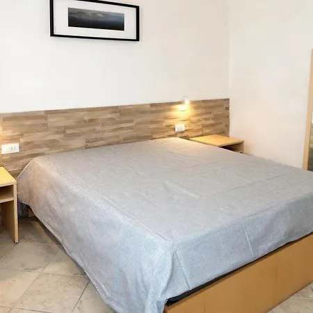 Sleeps 12 Pool Air Con